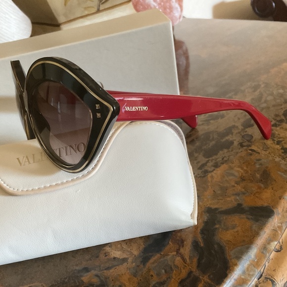 VALENTINO CAT EYE RED/BLACK WOMAN SUNGLASSES WITH CASE - Picture 9 of 16